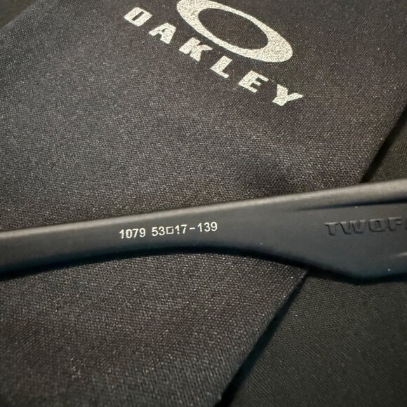 Oakley Two Face Mens Sunglasses Blue Reflective Lenses - Picture 9 of 9